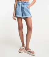 Short baggy de cintura alta confeccionado en jeans con elástico y trabillas en la cintura, cierre por botones duplos y cremallera, bolsos delanteros y bolsillos traseros además de barras dobladas.