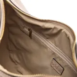 Cartera tipo hobo color beige de cuero sintético con asa ajustable, forro interior textil y bolsillo interno con cierre.