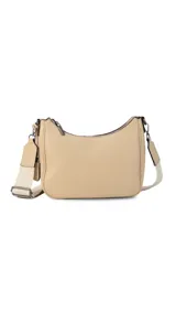 Bandolera de cuero sintético color marrón, con cierre trasero y división interna. Incluye correa de galón ajustable y un pequeño charm colgante.