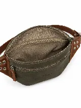 Riñonera de cuero color negro, con múltiples compartimentos con cierre metálico, detalles de tachas en los laterales y correa regulable.