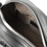 Bandolera negra de cuero sintético con diseño tejido. Tiene correa regulable, acceso con cierre, herrajes plateados y logo metálico frontal.