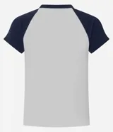 Remera de estilo college con cuerpo blanco y mangas raglán cortas en color azul marino. Presenta cuello redondo y estampa frontal con diseño gráfico deportivo de Santa Monica.