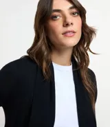 Cardigan largo de punto texturizado color ladrillo, con abertura frontal y terminación en puntas.