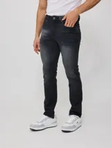 Pantalón jean negro de corte slim fit y cintura media. Confeccionado en 83% algodón, 15% poliéster y 2% elastano.