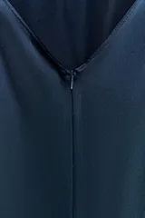 Vestido largo rojo de satén con cuello halter y espalda descubierta. Cierre trasero con cremallera oculta y lazo.