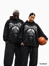 Hoodie negro de corte amplio con estampa frontal de Dennis Rodman y tipografía estilo metal en la parte superior. Cuenta con capucha con cordones ajustables y bolsillo tipo canguro.