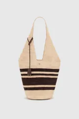 Bolso tipo hobo Anine Bing confeccionado en rafia 100% natural, con diseño a rayas en tonos beige y marrón. Cuenta con tiras de hombro integradas, detalle de tiras de cuero colgantes y un pequeño monograma metálico dorado en la parte frontal.