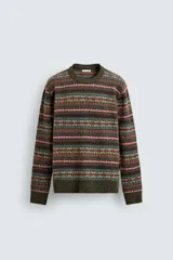 Jersey de punto con diseño jacquard geométrico de rayas horizontales en tonos tierra, verde y naranja. Presenta cuello redondo, manga larga y terminaciones en rib acanalado.