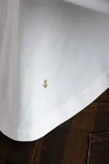 Remera de manga larga con cuello redondo, confeccionada en tejido de algodón con elastano, de calce ajustado al cuerpo.