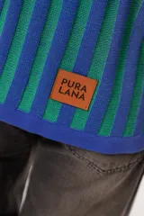 Sweater tejido de punto con franjas verticales azules y verdes, de corte holgado y mangas largas.