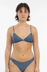 Top de bikini triangular color azul grisáceo con acabado satinado, breteles finos y arandelas metálicas en la unión de los breteles.