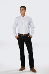 Pantalón clásico de gabardina de corte recto, con bolsillos traseros ojalados con botón y presillas para cinturón.