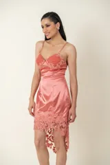 Vestido corto de satén de seda color paprika, con breteles finos, busto de tul drapeado y apliques de tul bordado.