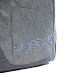 Mochila Umbro Mila de color gris, con compartimentos con cierre, bolsillos laterales de red y asa superior acolchada.
