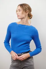 Buzo de morley color azul, con cuello bote y mangas largas.