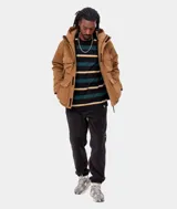 Campera marrón con capucha, cuatro bolsillos frontales con solapa y cierre con cremallera y botones a presión.