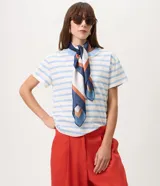 Blusa slim de manga corta confeccionada en algodón, con cuello redondo y diseño de rayas horizontales en tonos celestes y blancos.