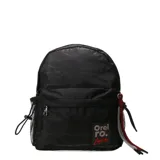 Mochila urbana Las Oreiro de color negro con diseño de líneas geométricas sutiles. Presenta un bolsillo frontal con cierre, bolsillos laterales de red y un parche decorativo con la inscripción 'Oreiro Love' en tonos rosados y rojos. Incluye tiradores de cierre con cordones decorativos en color rojo y blanco.