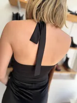 Top negro con diseño halter y argolla metálica en el centro.