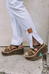 Sandalias de plataforma color verde oliva con detalles en color naranja y celeste.