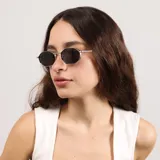 Lentes de sol con marco metálico dorado de forma hexagonal y cristales oscuros. Presentan un diseño con textura estriada en el borde del marco y detalle de marca en las patillas.