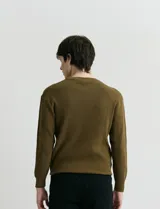 Sweater de punto con escote redondo, confeccionado en algodón con textura de punto fantasía en cuerpo y mangas, y terminaciones en punto canalé en cuello y puños.