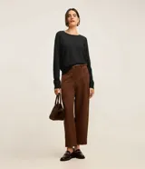 Suéter de punto color celeste, con cuello redondo y mangas largas con puños ajustados. Diseño básico y liso de la marca Marfinno.