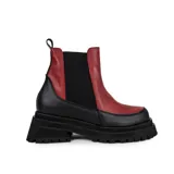 Botas de cuero color rojo y negro, con laterales elásticos negros y plataforma dentada.