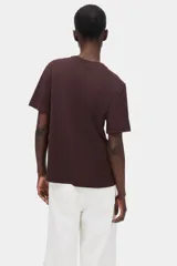 Remera marrón oscuro de algodón con cuello redondo, mangas cortas y estampa frontal en color blanco con las leyendas "Simplicité." y "Douceur de Vivre".