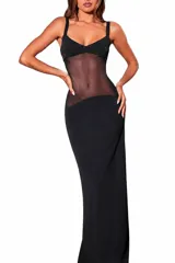 Vestido largo negro con diseño cut-out en la cintura, confeccionado con un panel central de malla transparente y cuerpo superior con acabado brillante.