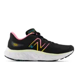 Championes de running New Balance modelo Evoz V3, color negro con detalles en rosado, amarillo y turquesa. Presentan entresuela con tecnología Fresh Foam X para mayor amortiguación y suela de goma con diseño texturizado.