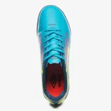 Championes de fútbol 5 Umbro Reflect F5 color celeste con detalles en amarillo y fucsia. Presentan el logo de Umbro en el lateral y suela de goma con tapones.