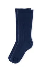 Par de medias de vestir azul marino, largas y con textura acanalada.