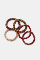 Pack de cinco pulseras elásticas con abalorios y cuentas de cristal facetadas en tonos rojo, dorado, beige y marrón.