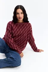Buzo de punto con diseño geométrico en zigzag, de cuello redondo y manga larga. Presenta un calce holgado y cómodo con puños y ruedo acanalados.