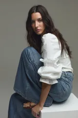 Blusa de rib y popelina color blanco, con calce al cuerpo, escote cuadrado y mangas voluminosas con volados.