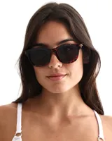 Lentes de sol con montura gruesa de carey y lentes oscuros.