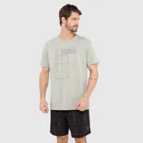 Remera gris claro de manga corta, con cuello redondo y diseño de estampado gráfico en el frente inspirado en una cancha de tenis.