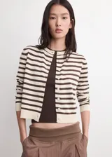 Cardigan de punto fino con diseño a rayas horizontales en color crudo y marrón, cuello redondo, manga larga y cierre frontal con botones.