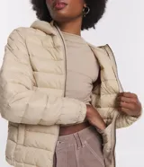 Campera ultra leve Blue Steel, confeccionada en poliamida, con diseño de gajos, capucha, cierre frontal por cremallera, bolsillos laterales con botones y elástico en los puños.