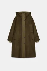 Parka oversize de corte recto confeccionada en tejido con mezcla de lana en color verde oliva. Presenta cuello alto con capucha, cierre frontal con botones y bolsillos laterales. Incluye detalles en tejido acolchado a contraste en la solapa frontal y puños.