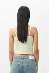 Top ajustado al cuerpo con estampado a cuadros blancos y negros, breteles finos y ribete negro en escote y sisas.