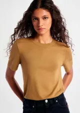 Blusa de manga corta confeccionada en tejido de punto, color negro, con cuello redondo y diseño clásico.
