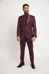 Ambo de ceremonia Florenzi modelo Nuovo Bacoli, compuesto por saco y pantalón en color bordó con textura fantasía al tono. El saco presenta solapas de raso tipo smoking, cierre de un botón forrado y corte slim fit.