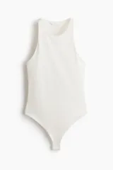 Body colaless de punto suave, color blanco, sin mangas y con diseño de escote alto y espalda nadadora.