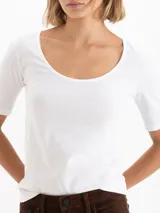 Remera negra de poliamida con elastano, de calce ajustado, con escote redondo amplio y mangas cortas al codo.