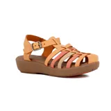 Sandalia de cuero color miel con tiras entrecruzadas en tonos pastel y hebilla lateral.