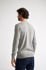 Sweater azul marino de punto con cuello redondo, manga larga y logo bordado en el pecho.