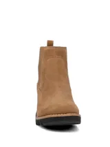 Botas tipo Chelsea de gamuza color marrón, con elásticos laterales al tono, suela track robusta y taco ancho de color negro.