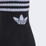 Pack de tres pares de medias tobilleras Adidas color negro, con puños acanalados que presentan las tres rayas blancas características y el logo del Trifolio bordado en blanco.